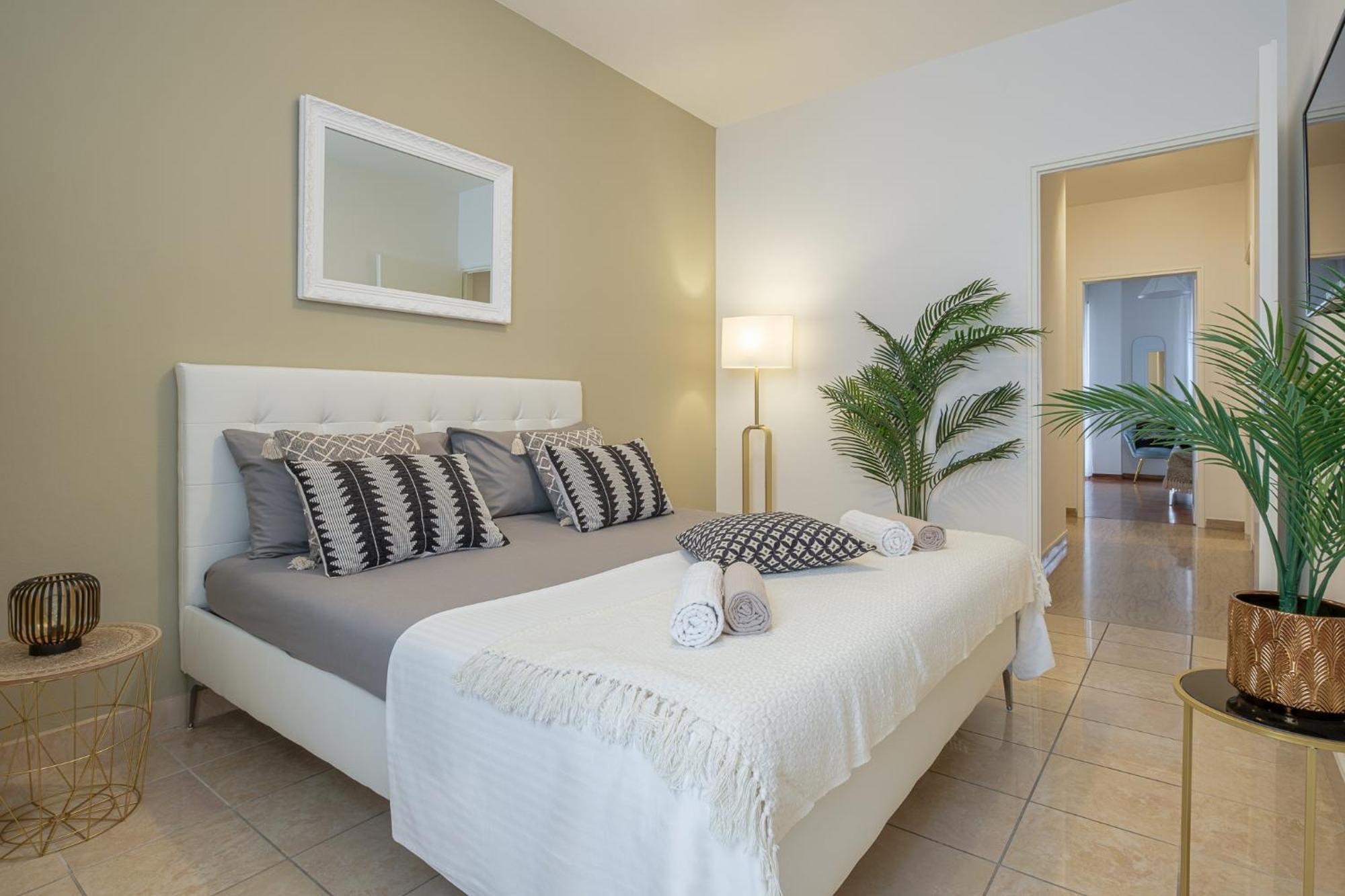 Lux Station Apartment